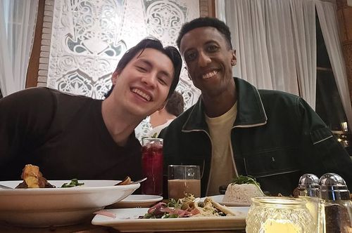 Yared Nuguse, dreapta, medaliat cu bronz la 1500 de metri la Jocurile Olimpice de la Paris 2024, și-a asumat homosexualitatea