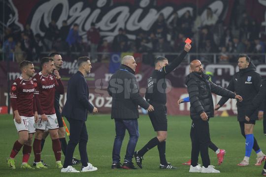 Momentul în care Istvan Kovacs îi acordă cartonașul galben lui Claudiu Petrila după Rapid - Craiova/ foto Ionuț Iordache (GSP)