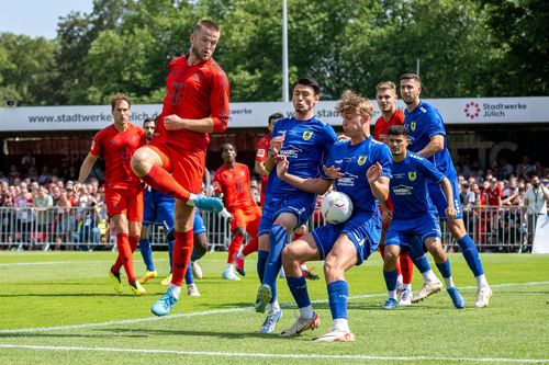 Jucătorii lui FC Duren, în albastru, resping un atac al lui Bayern în amicalul din 2024 / Foto: Imago