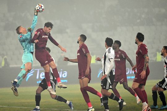 Otto Hindrich (stânga), în U Cluj - CFR, foto: Imago Images