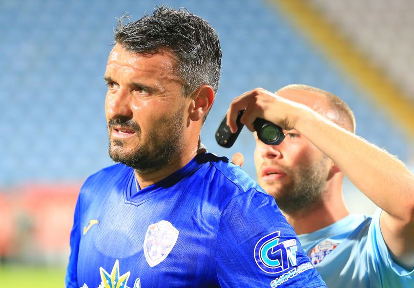 Constantin Budescu, alături de Cestor și alți jucători de la Gloria Buzău, foto: GSP