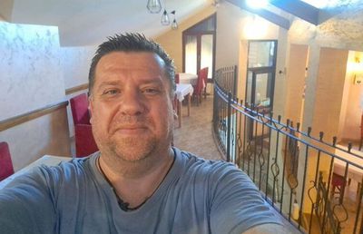 „Mă spăl într-un butoi, supraviețuiesc cu 130 de euro pe lună!" » A fost o mare speranță a fotbalului, dar azi trăiește în condiții catastrofale și suferă de „boala vampirului”, o afecțiune gravă