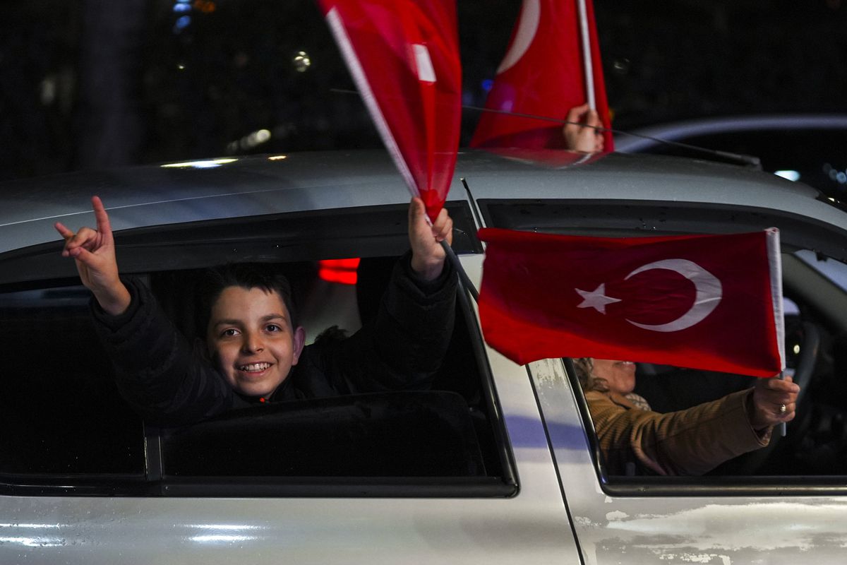 Ne-au bătut pe unde ne-au prins, apoi au dansat pe străzi împreună! » Primiți cu coroane de flori pe aeroport