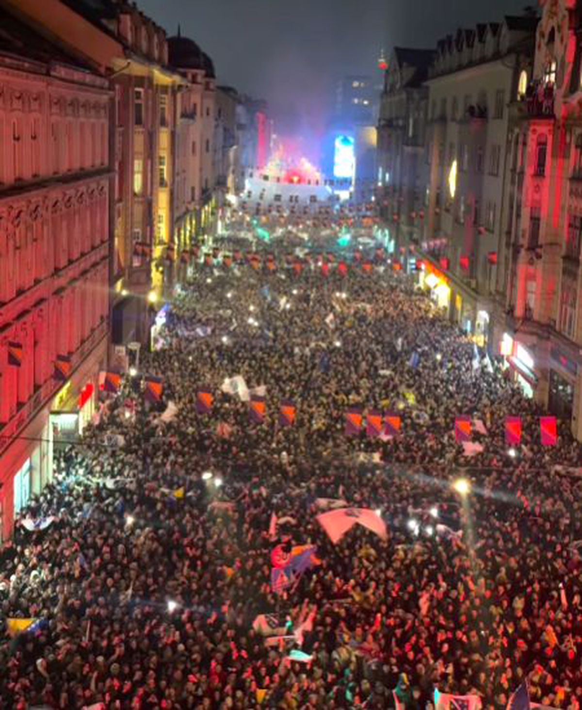 Bosnia, bucurie în centrul capitalei Sarajevo: zeci de mii de oameni