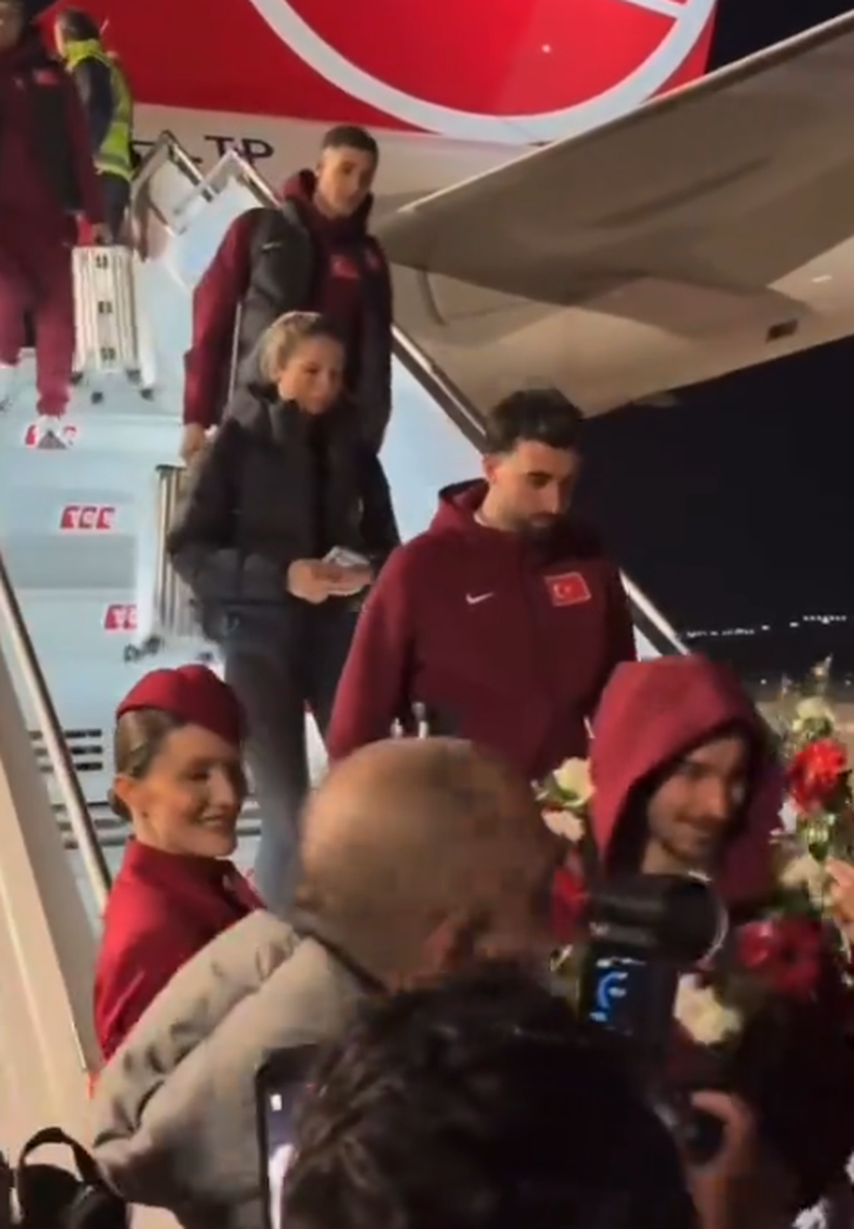 Ne-au bătut pe unde ne-au prins, apoi au dansat pe străzi împreună! » Primiți cu coroane de flori pe aeroport