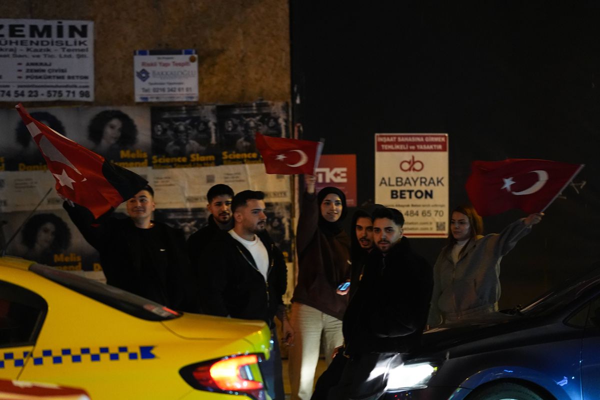 Ne-au bătut pe unde ne-au prins, apoi au dansat pe străzi împreună! » Primiți cu coroane de flori pe aeroport