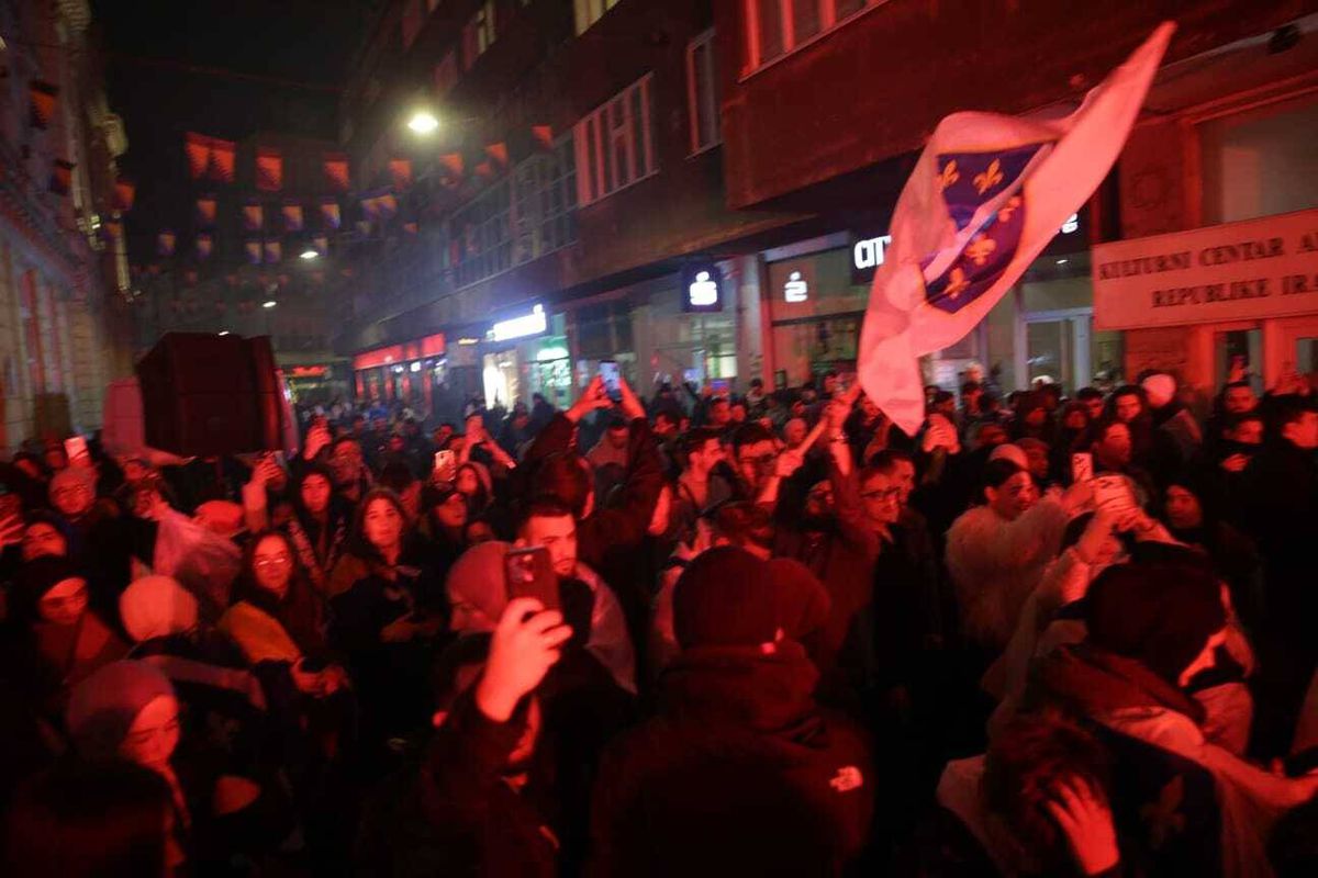 Bosnia, bucurie în centrul capitalei Sarajevo: zeci de mii de oameni