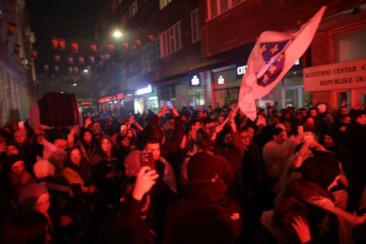 Bosnia, bucurie în centrul capitalei Sarajevo: zeci de mii de oameni