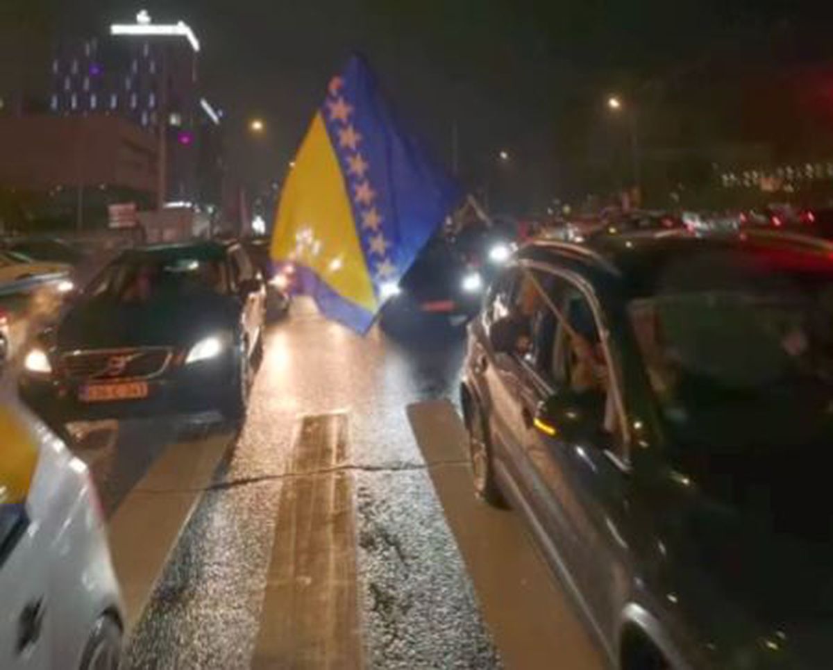 Bosnia, bucurie în centrul capitalei Sarajevo: zeci de mii de oameni