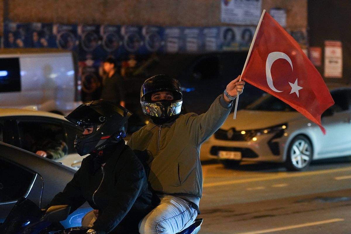 Ne-au bătut pe unde ne-au prins, apoi au dansat pe străzi împreună! » Primiți cu coroane de flori pe aeroport