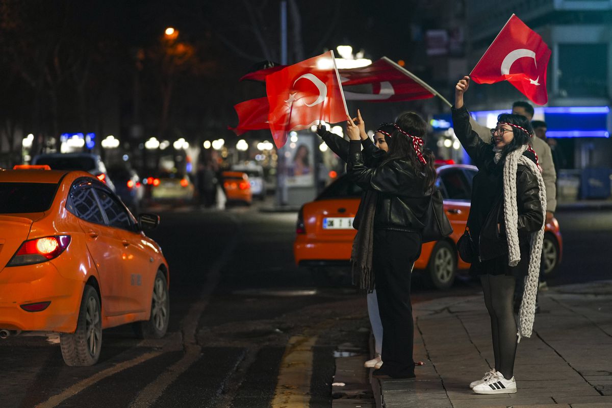 Ne-au bătut pe unde ne-au prins, apoi au dansat pe străzi împreună! » Primiți cu coroane de flori pe aeroport