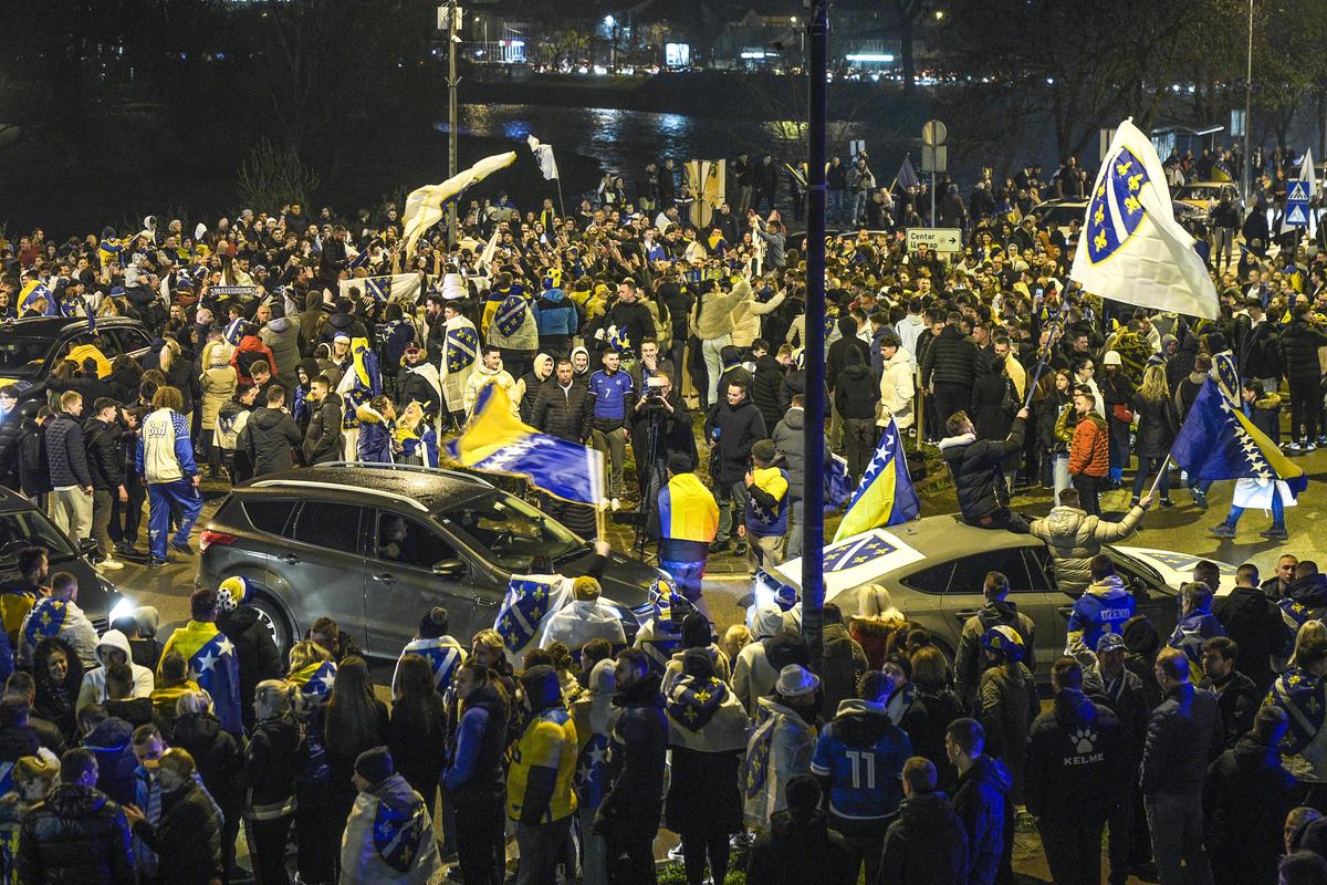 Bosnia, bucurie în centrul capitalei Sarajevo: zeci de mii de oameni