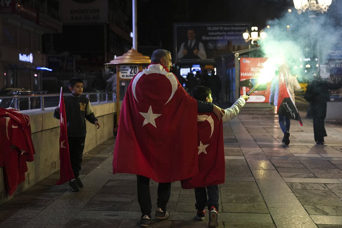 Ne-au bătut pe unde ne-au prins, apoi au dansat pe străzi împreună! » Primiți cu coroane de flori pe aeroport