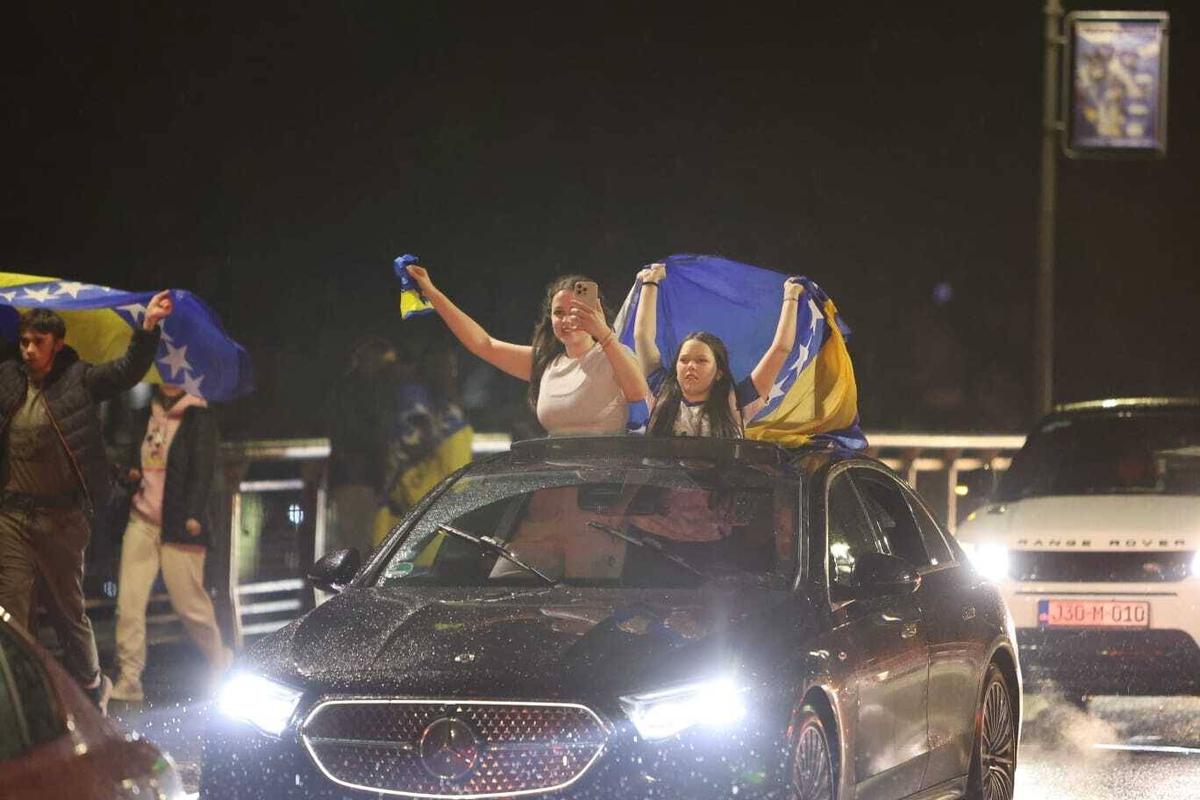 Bosnia, bucurie în centrul capitalei Sarajevo: zeci de mii de oameni