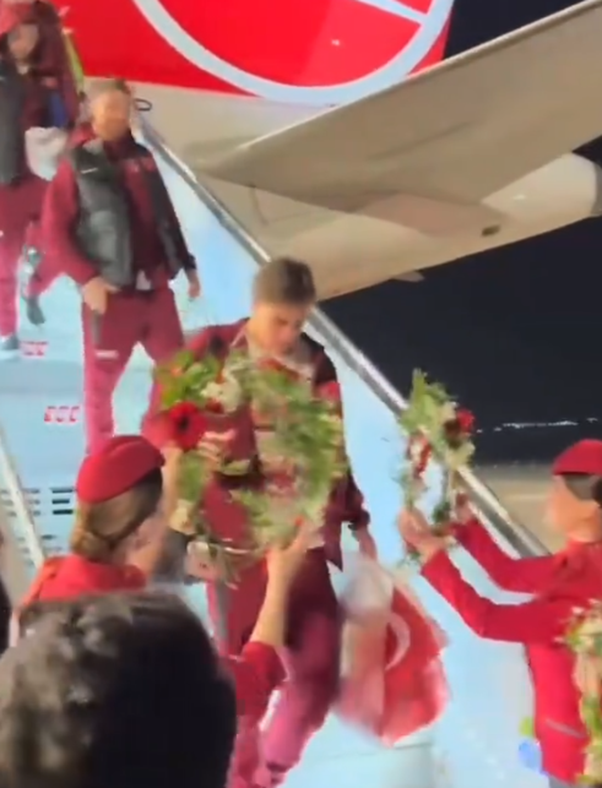 Ne-au bătut pe unde ne-au prins, apoi au dansat pe străzi împreună! » Primiți cu coroane de flori pe aeroport