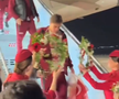 Ne-au bătut pe unde ne-au prins, apoi au dansat pe străzi împreună! » Primiți cu coroane de flori pe aeroport