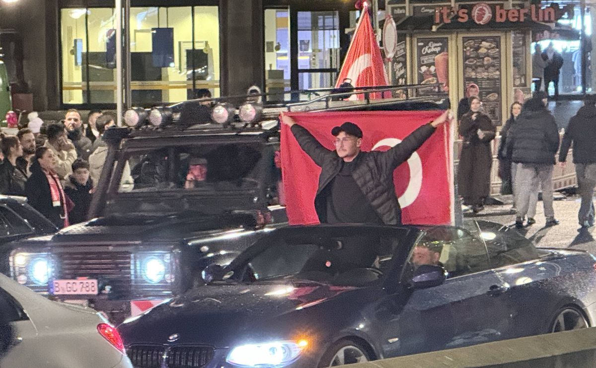 Ne-au bătut pe unde ne-au prins, apoi au dansat pe străzi împreună! » Primiți cu coroane de flori pe aeroport