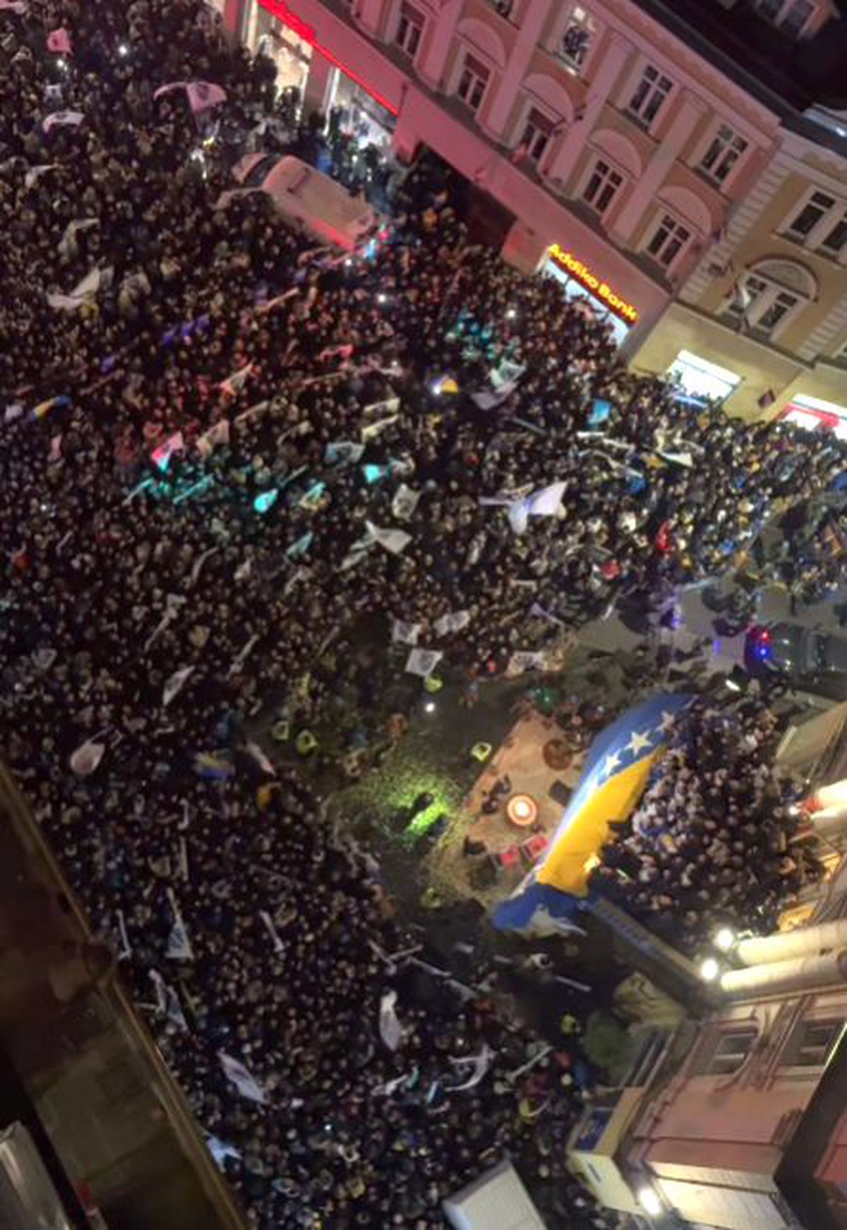 Bosnia, bucurie în centrul capitalei Sarajevo: zeci de mii de oameni