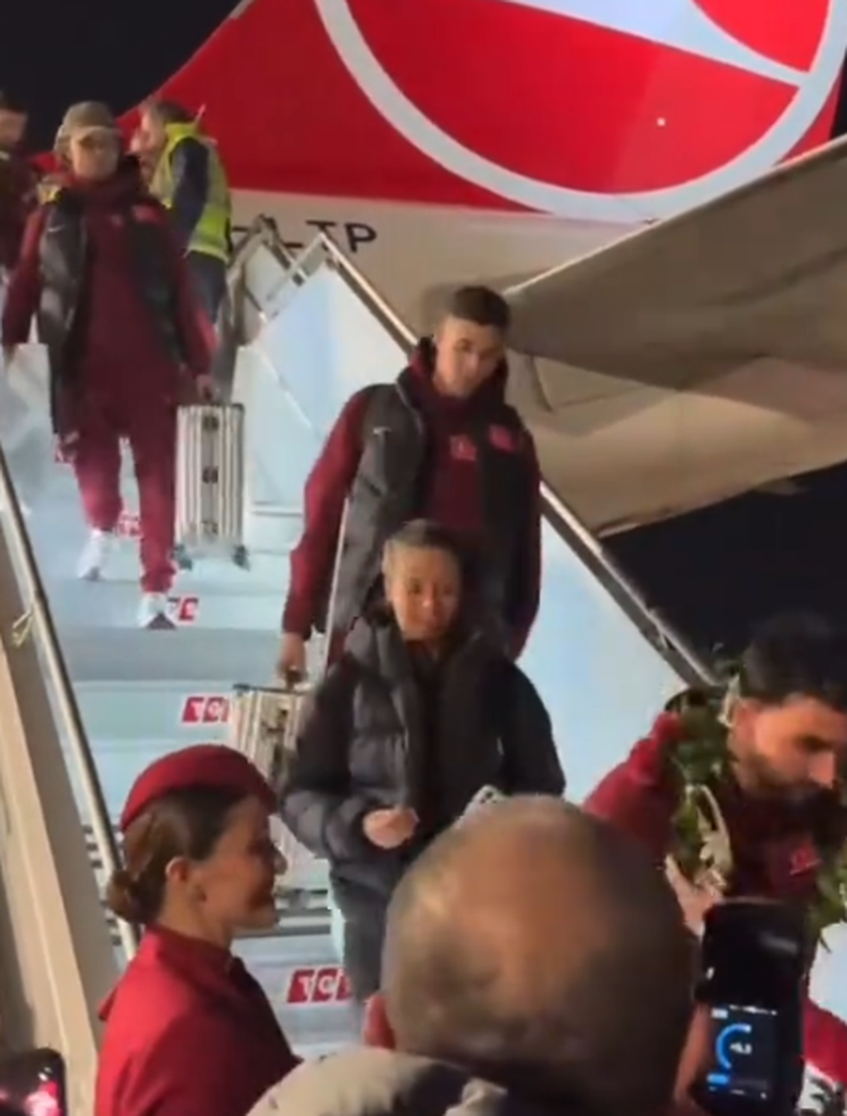 Ne-au bătut pe unde ne-au prins, apoi au dansat pe străzi împreună! » Primiți cu coroane de flori pe aeroport