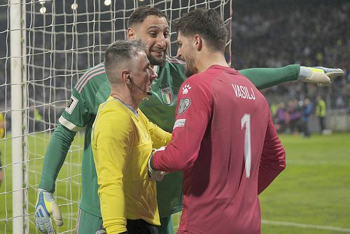 Gianluigi Donnarumma, certându-se aici cu Nikola Vasilj // foto: Imago Images