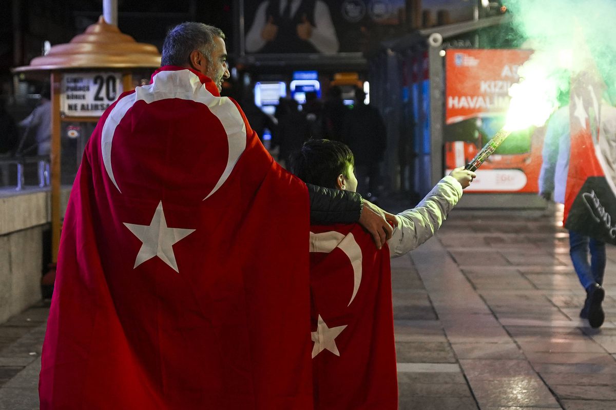 Ne-au bătut pe unde ne-au prins, apoi au dansat pe străzi împreună! » Primiți cu coroane de flori pe aeroport