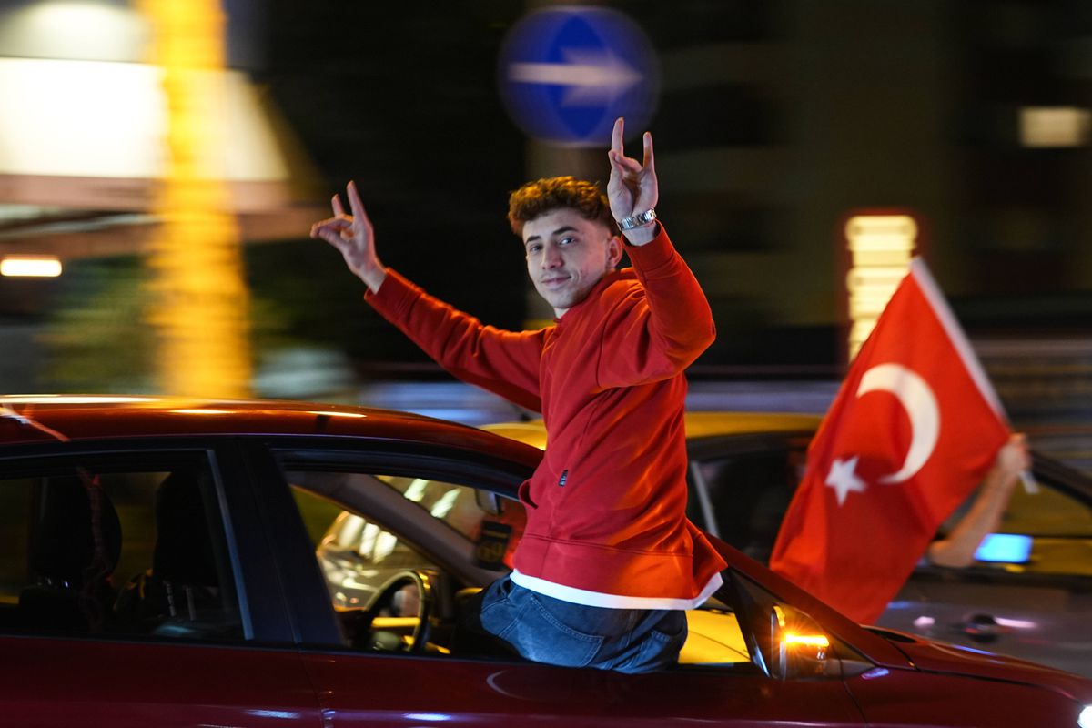 Ne-au bătut pe unde ne-au prins, apoi au dansat pe străzi împreună! » Primiți cu coroane de flori pe aeroport