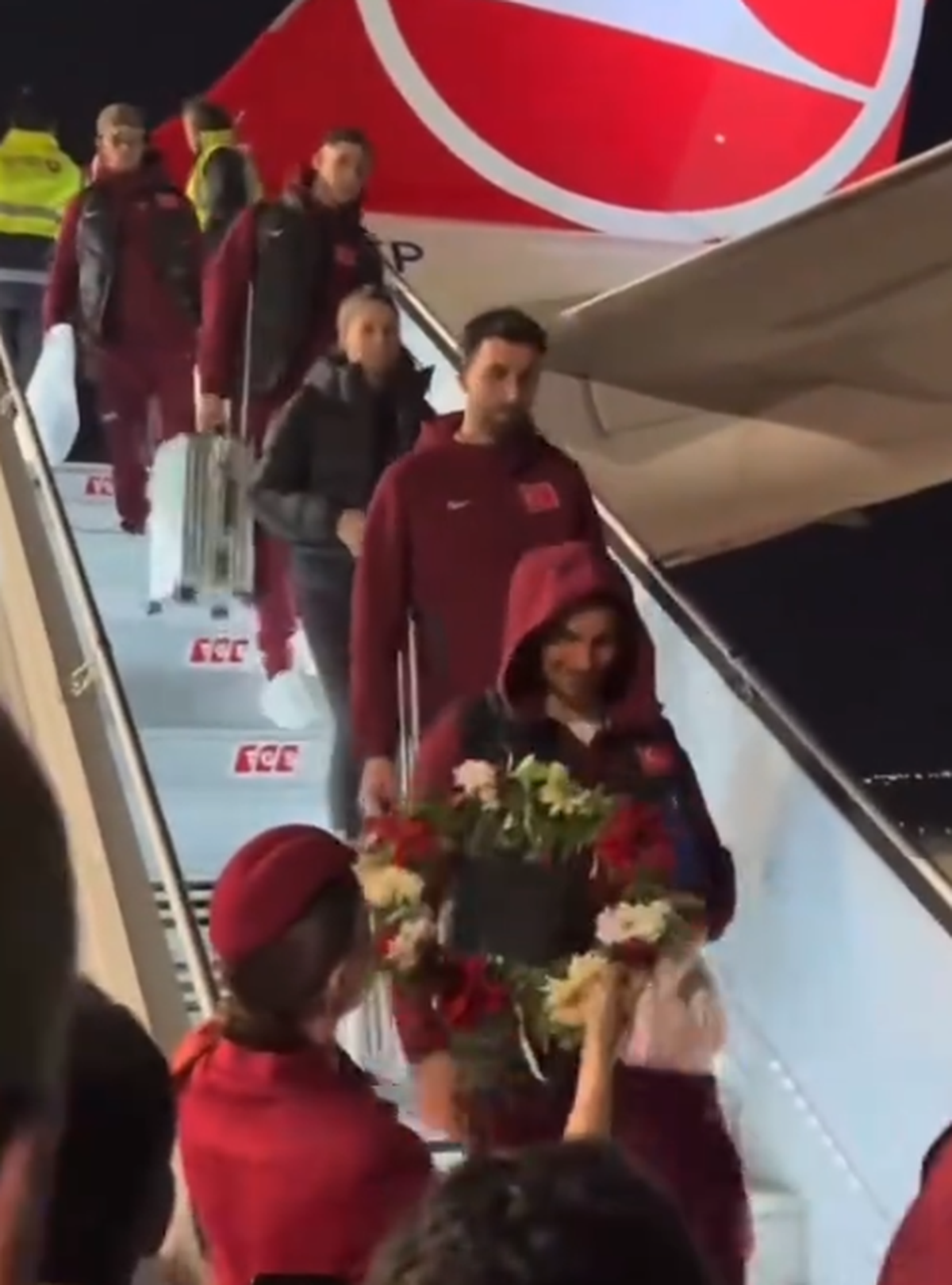 Ne-au bătut pe unde ne-au prins, apoi au dansat pe străzi împreună! » Primiți cu coroane de flori pe aeroport