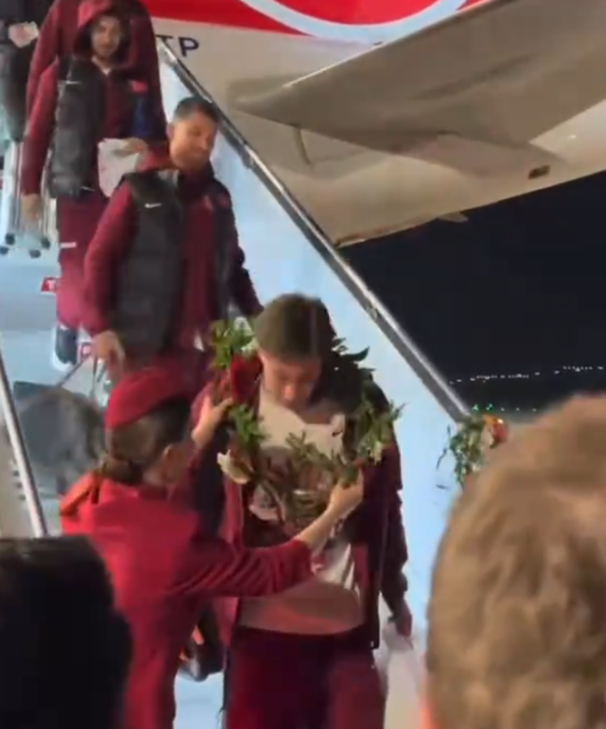 Ne-au bătut pe unde ne-au prins, apoi au dansat pe străzi împreună! » Primiți cu coroane de flori pe aeroport