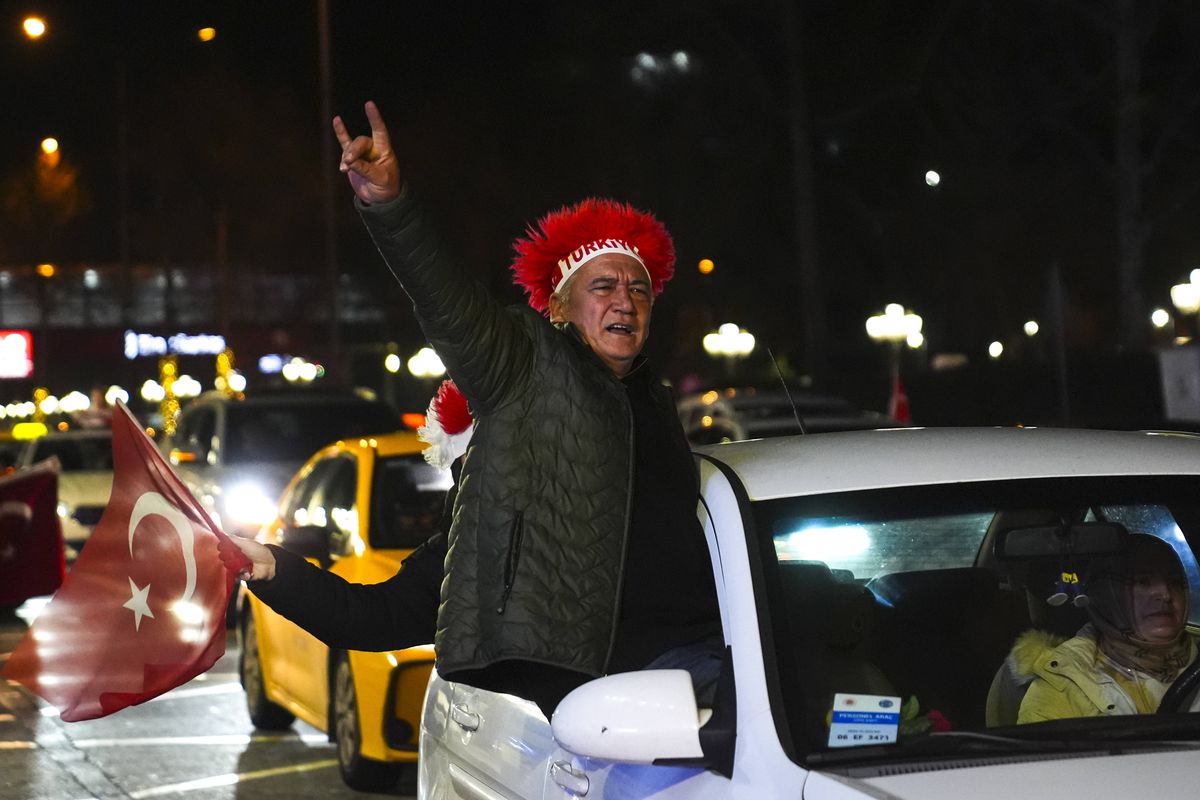 Ne-au bătut pe unde ne-au prins, apoi au dansat pe străzi împreună! » Primiți cu coroane de flori pe aeroport