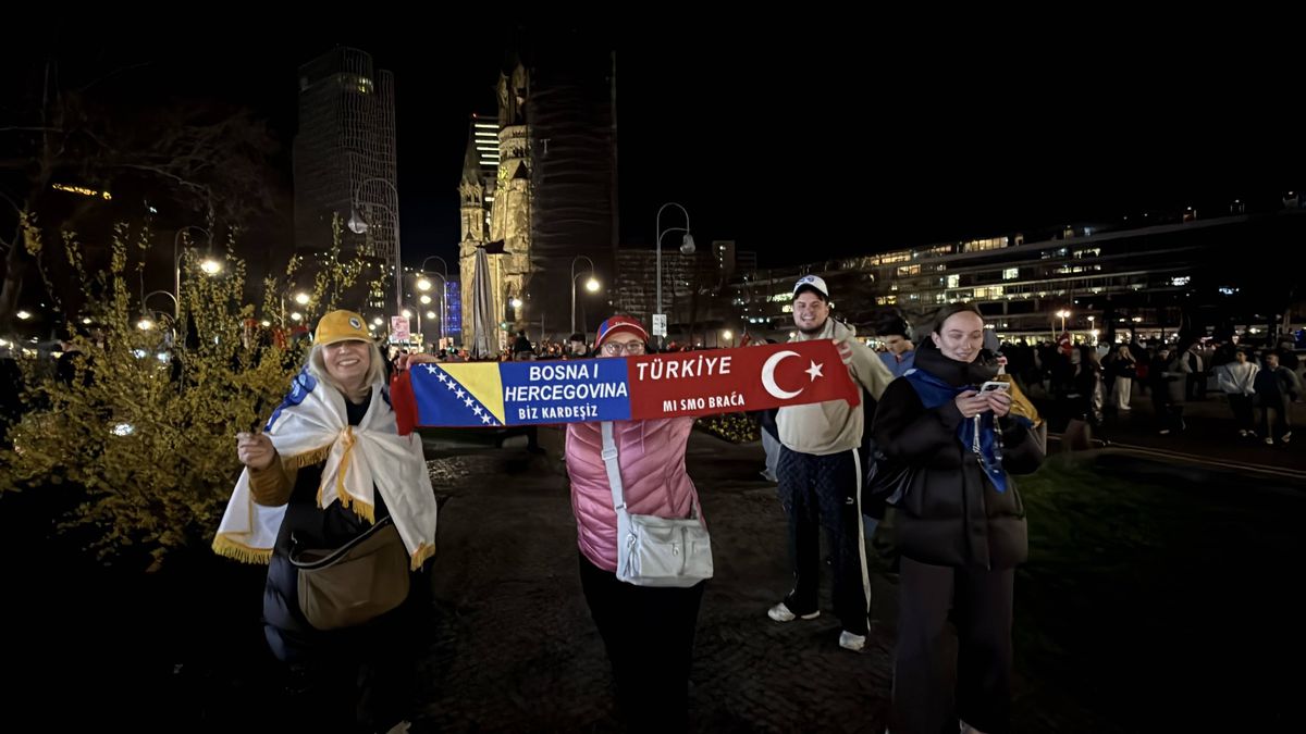 Ne-au bătut pe unde ne-au prins, apoi au dansat pe străzi împreună! » Primiți cu coroane de flori pe aeroport