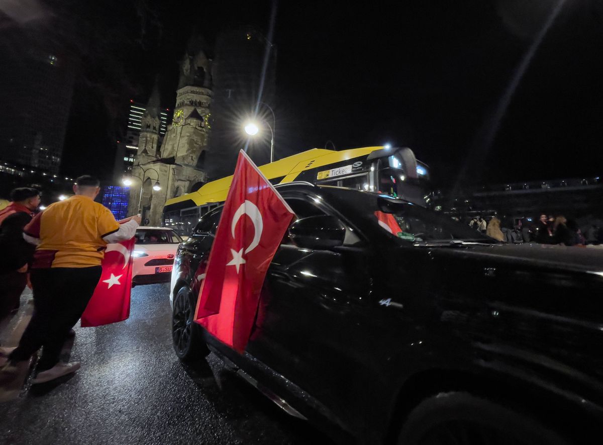 Ne-au bătut pe unde ne-au prins, apoi au dansat pe străzi împreună! » Primiți cu coroane de flori pe aeroport