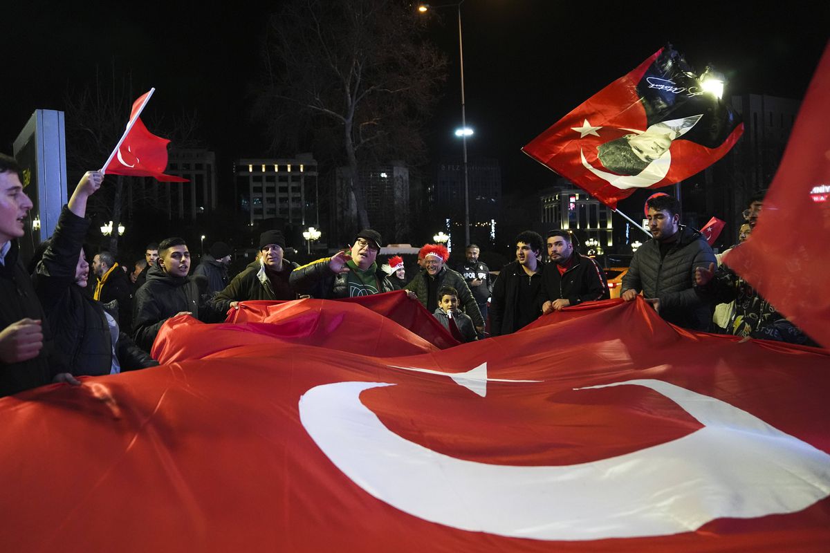 Ne-au bătut pe unde ne-au prins, apoi au dansat pe străzi împreună! » Primiți cu coroane de flori pe aeroport