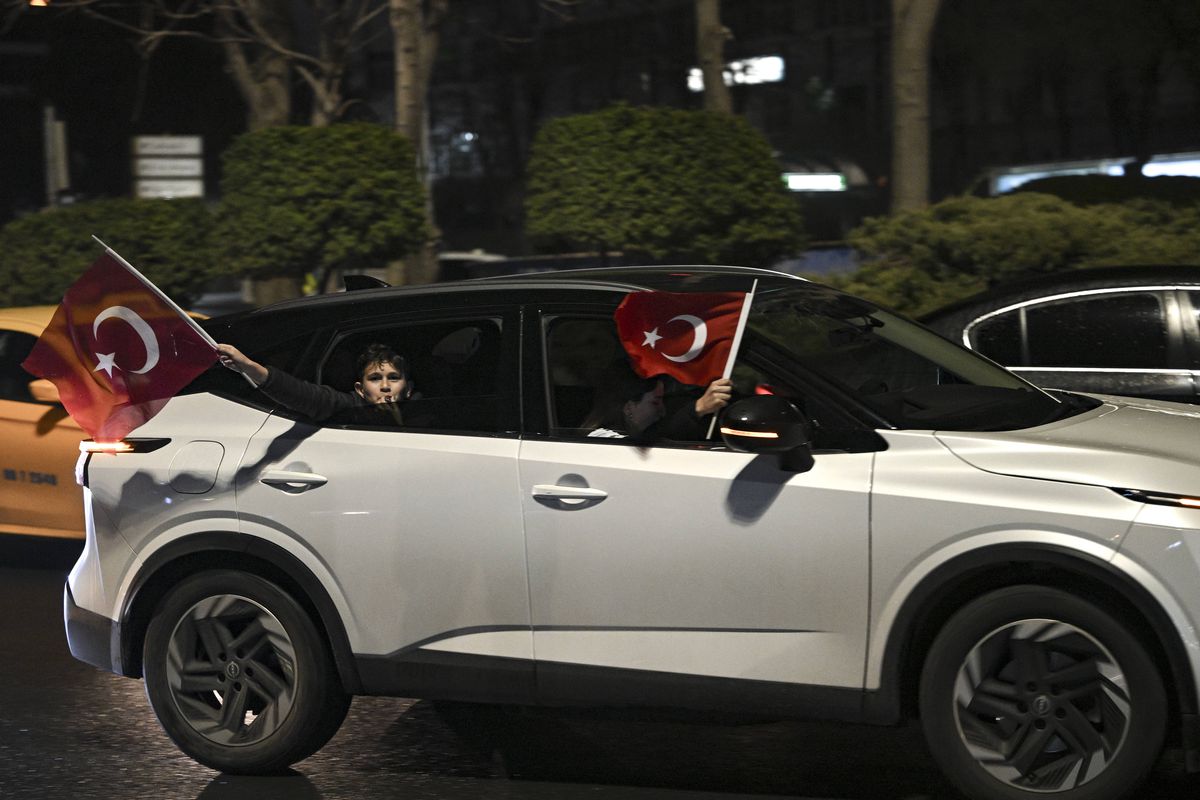 Ne-au bătut pe unde ne-au prins, apoi au dansat pe străzi împreună! » Primiți cu coroane de flori pe aeroport