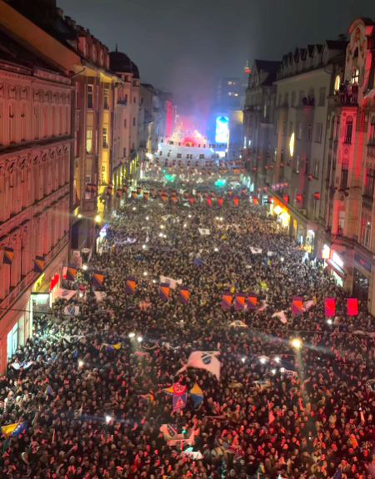 Bosnia, bucurie în centrul capitalei Sarajevo: zeci de mii de oameni