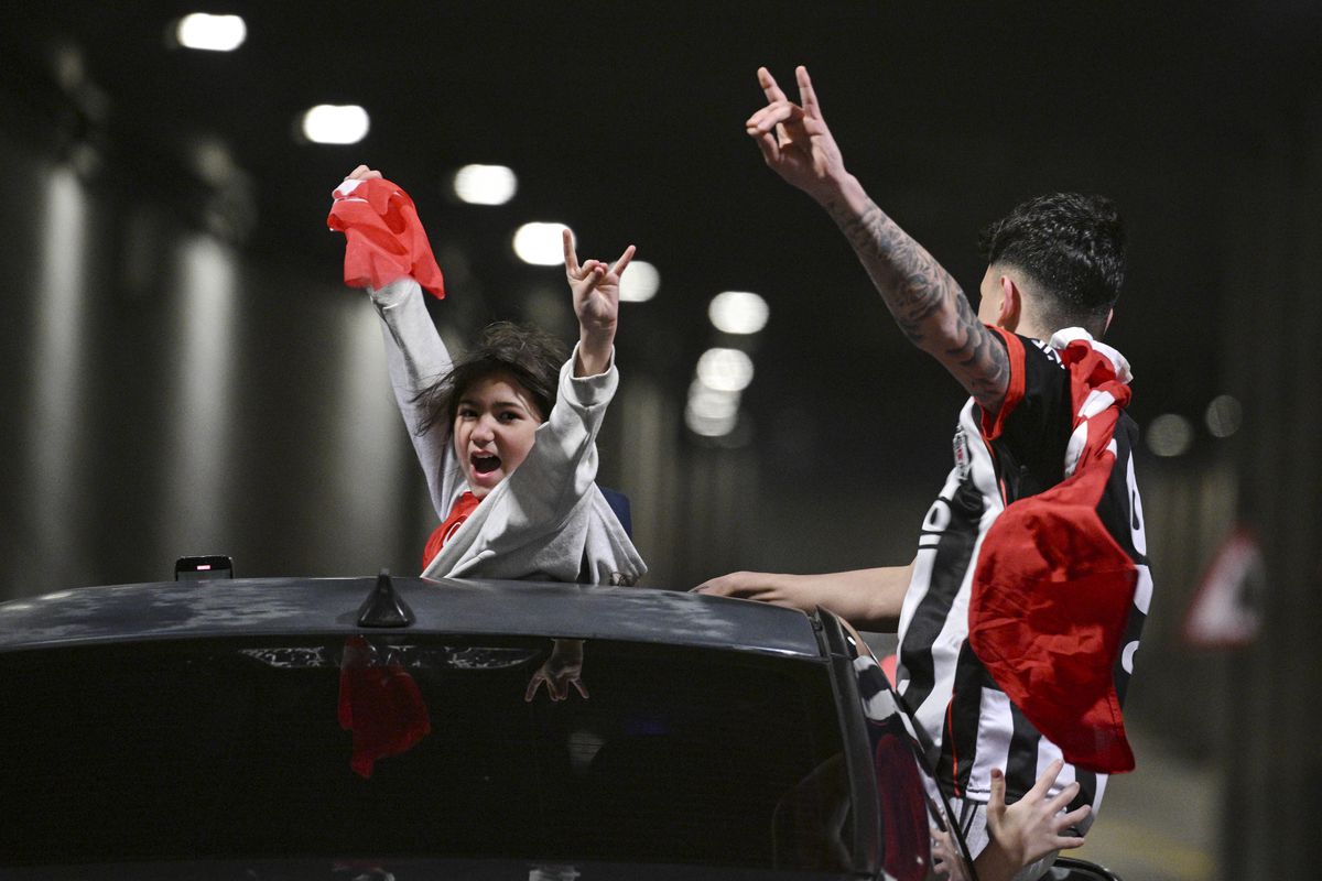 Ne-au bătut pe unde ne-au prins, apoi au dansat pe străzi împreună! » Primiți cu coroane de flori pe aeroport