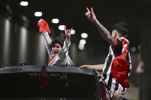 Ne-au bătut pe unde ne-au prins, apoi au ieșit pe străzi împreună! » Primiți cu coroane de flori pe aeroport