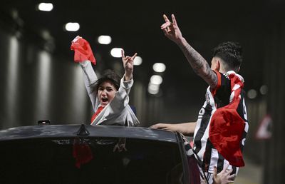 Ne-au bătut pe unde ne-au prins, apoi au dansat pe străzi împreună! » Primiți cu coroane de flori pe aeroport