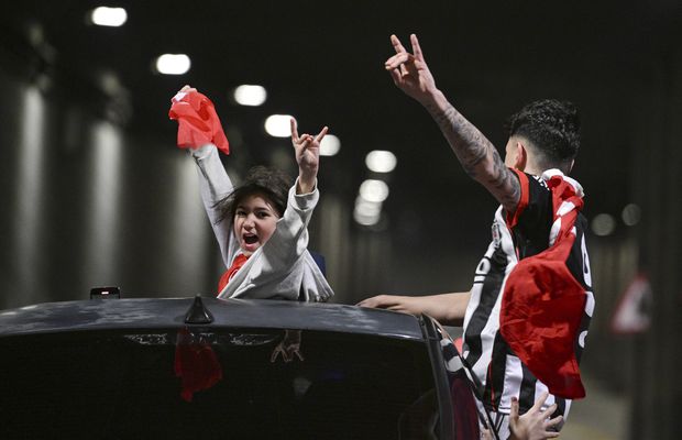 Ne-au bătut pe unde ne-au prins, apoi au dansat pe străzi împreună! » Primiți cu coroane de flori pe aeroport