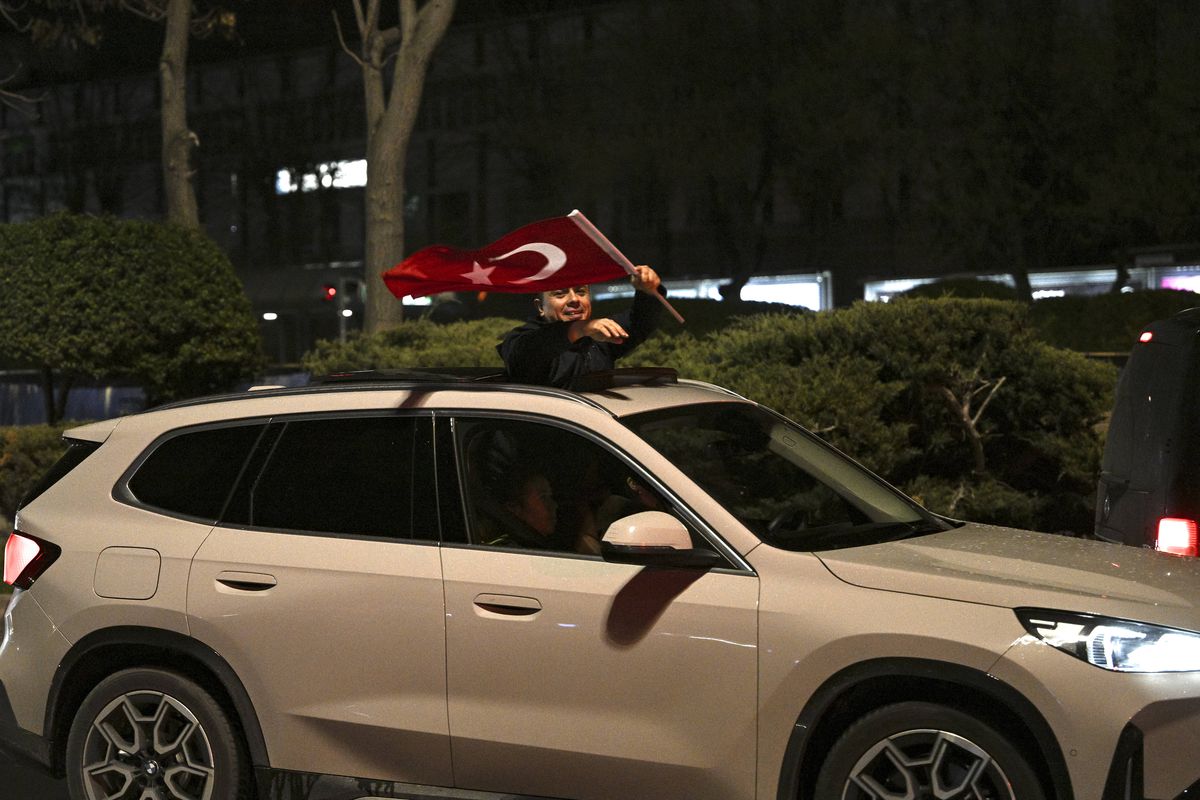 Ne-au bătut pe unde ne-au prins, apoi au dansat pe străzi împreună! » Primiți cu coroane de flori pe aeroport