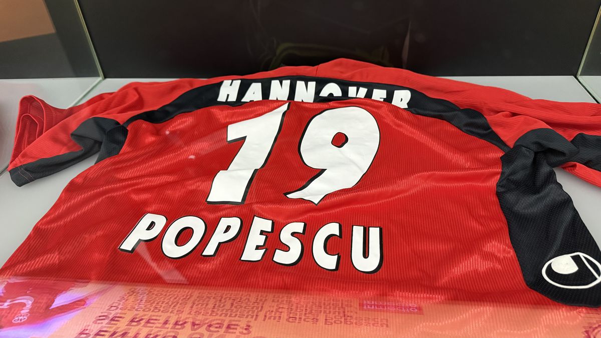 Muzeul Fotbalului - lansare joc „Căpitanul” - Gică Popescu