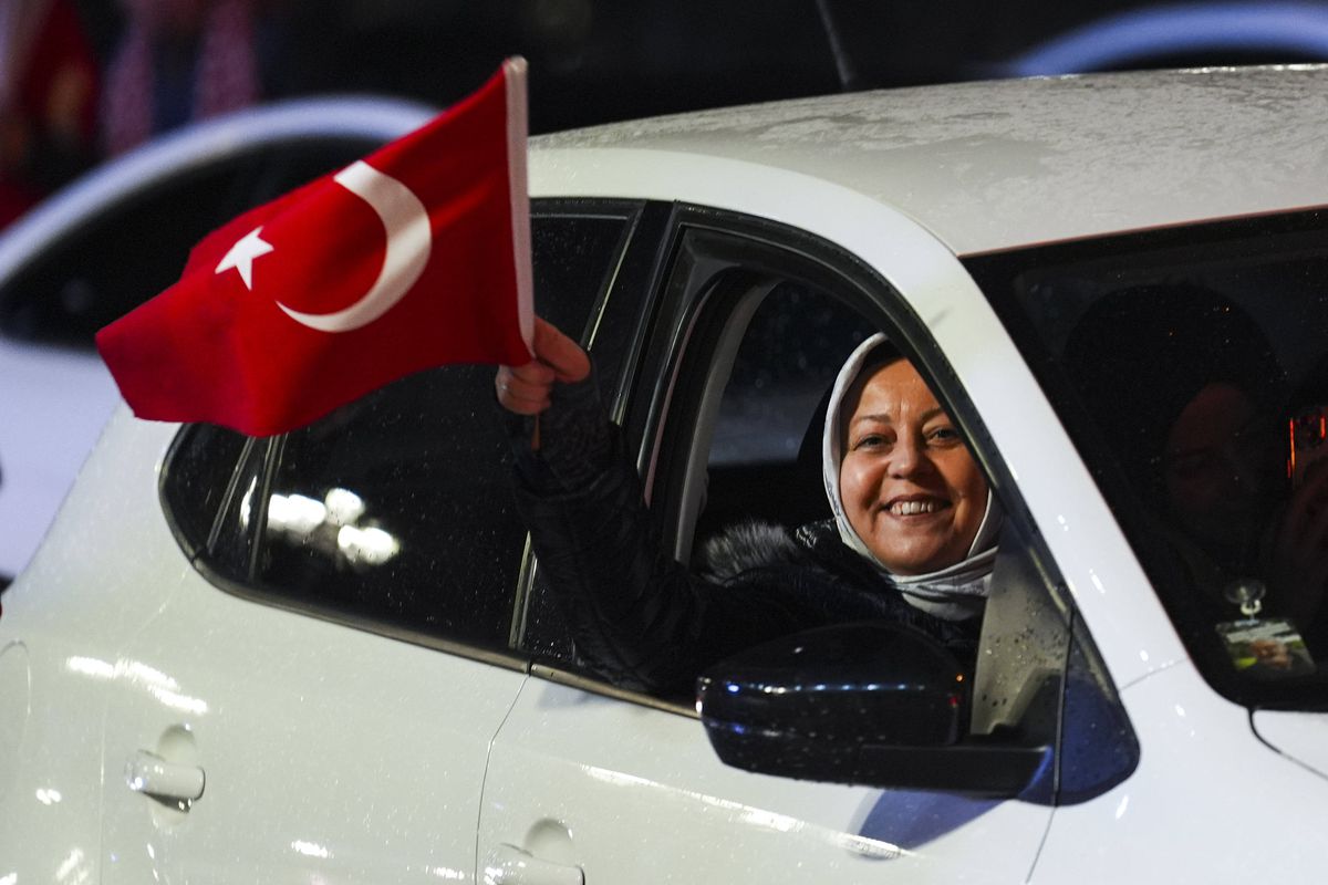 Ne-au bătut pe unde ne-au prins, apoi au dansat pe străzi împreună! » Primiți cu coroane de flori pe aeroport