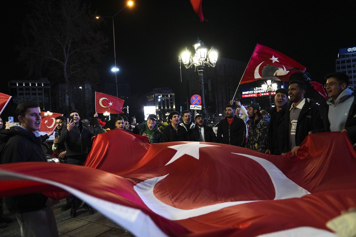 Ne-au bătut pe unde ne-au prins, apoi au dansat pe străzi împreună! » Primiți cu coroane de flori pe aeroport