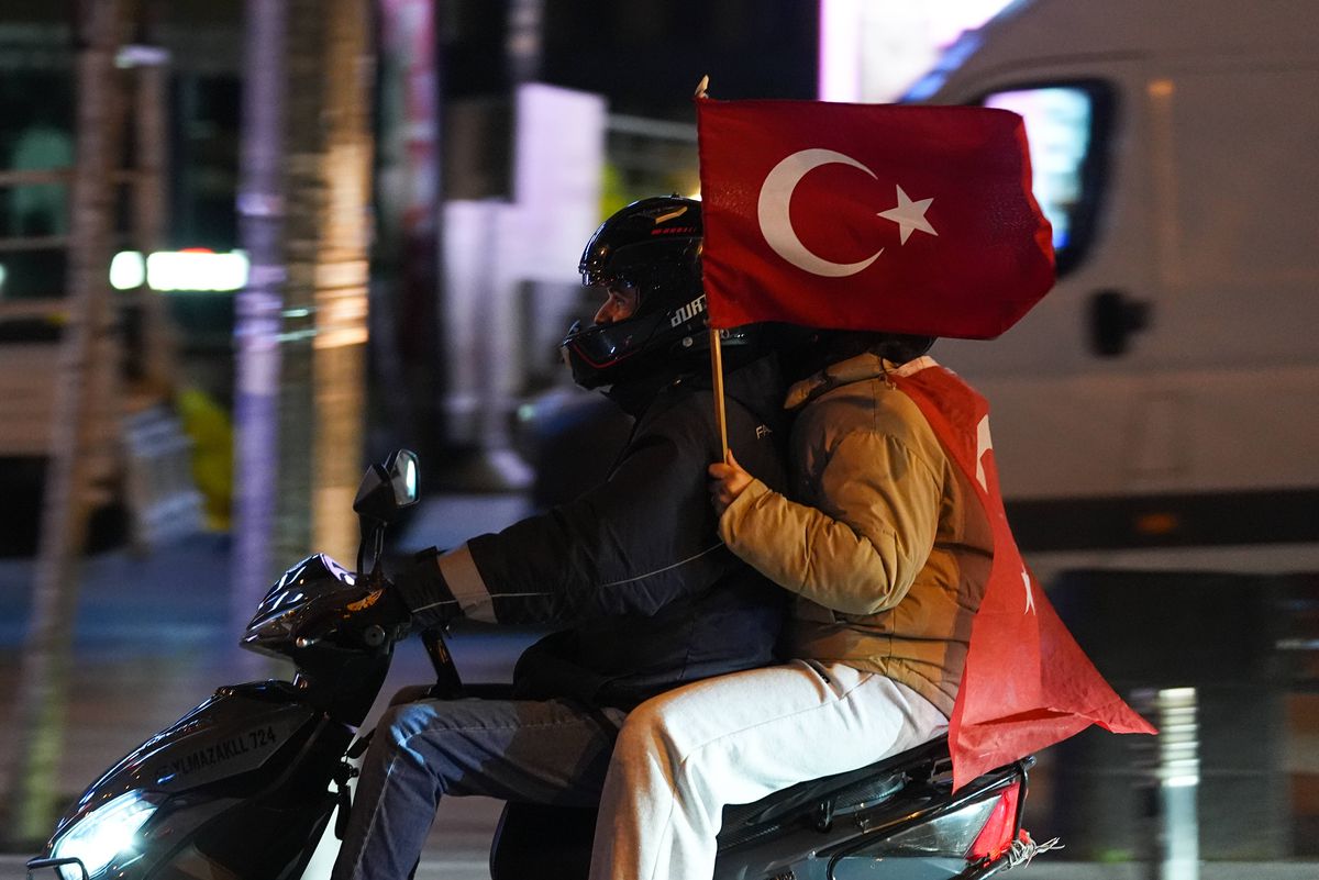 Ne-au bătut pe unde ne-au prins, apoi au dansat pe străzi împreună! » Primiți cu coroane de flori pe aeroport