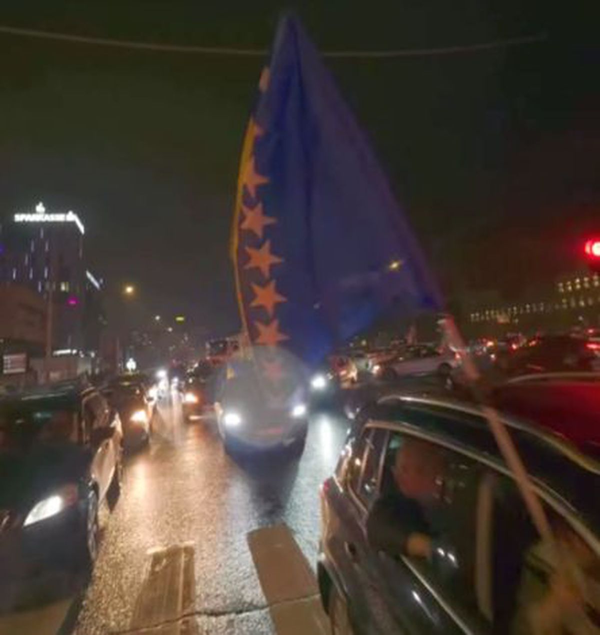 Bosnia, bucurie în centrul capitalei Sarajevo: zeci de mii de oameni