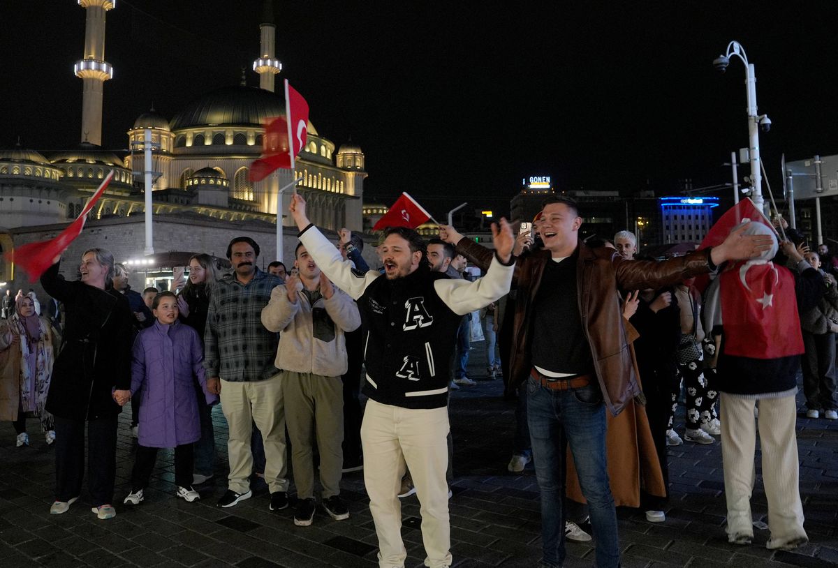 Ne-au bătut pe unde ne-au prins, apoi au dansat pe străzi împreună! » Primiți cu coroane de flori pe aeroport