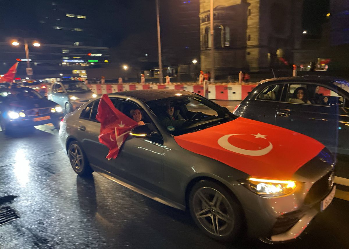 Ne-au bătut pe unde ne-au prins, apoi au dansat pe străzi împreună! » Primiți cu coroane de flori pe aeroport