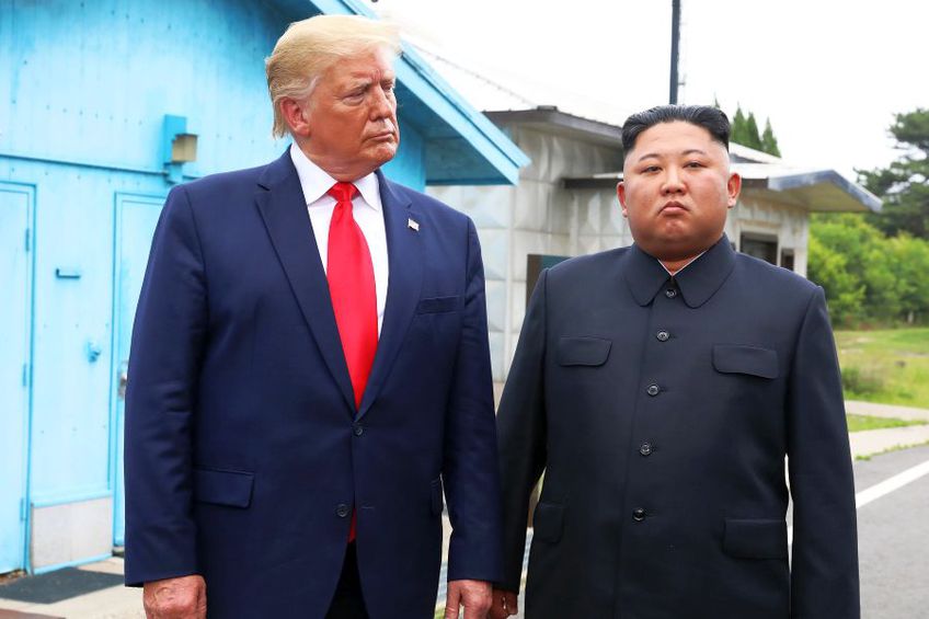 Kim Jong Un , alături de Donald Trump, la o întâlnire petrecută în 2019. foto: Guliver/Getty Images