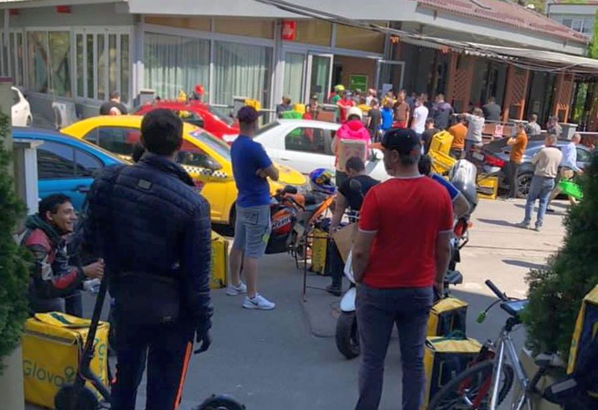 IMAGINILE ZILEI: Plin de curieri în fața restaurantului „La Cocoșatu”, renumit pentru micii săi