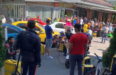 IMAGINILE ZILEI: Plin de curieri în fața restaurantului „La Cocoșatu”, renumit pentru micii săi