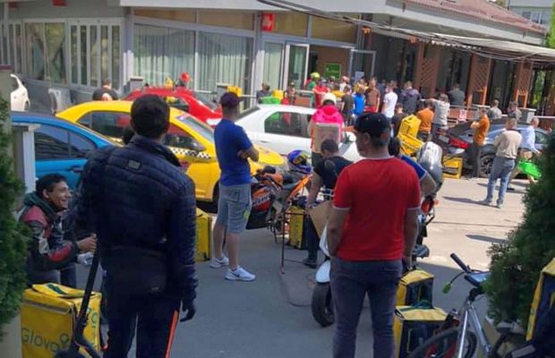 IMAGINILE ZILEI: Plin de curieri în fața restaurantului „La Cocoșatu”, renumit pentru micii săi